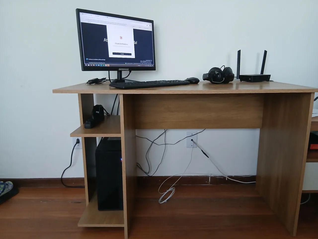 Vende-se computador mas mesa