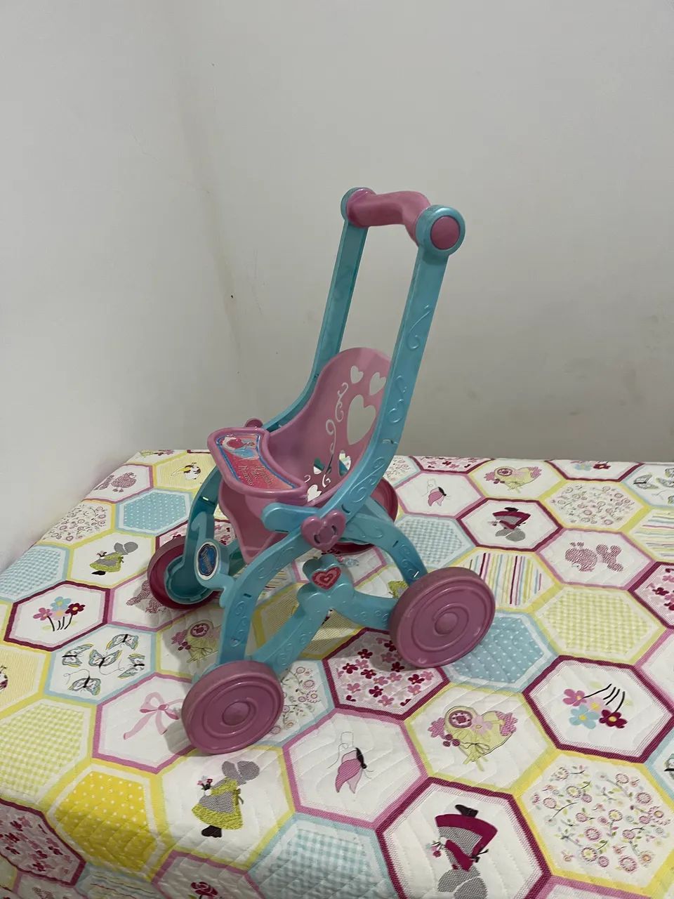 Carrinho de boneca das princesas semi novo  - Foto 4