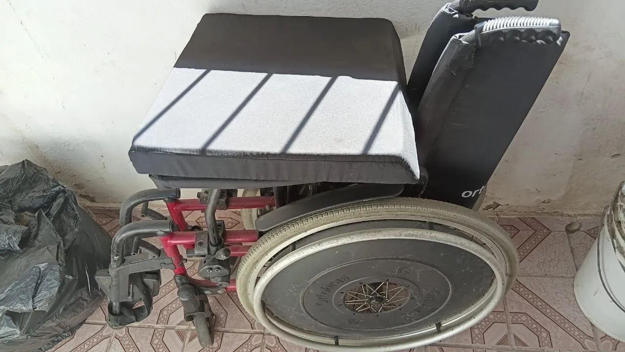 Vendo Cadeira de rodas - Foto 4
