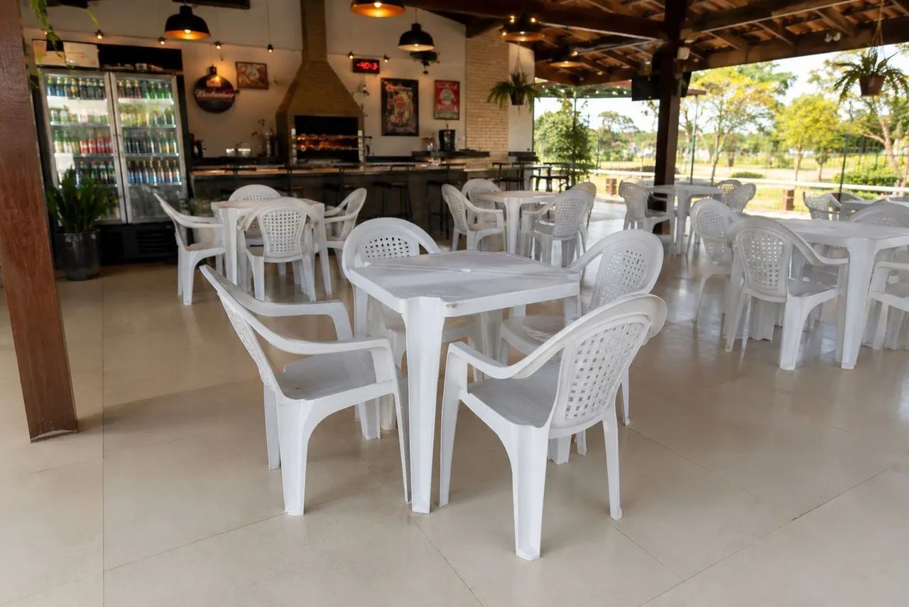 Jogo de Mesa de plástico com 4 cadeiras - Foto 2
