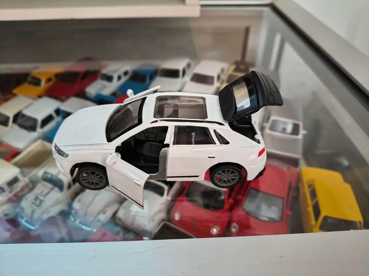 Miniatura Audi Q8 Branco - Foto 5