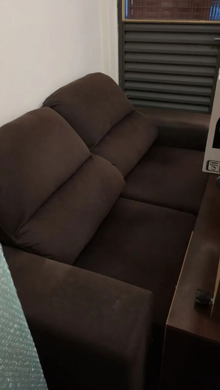 Sofá retrátil de 2 lugares marrom