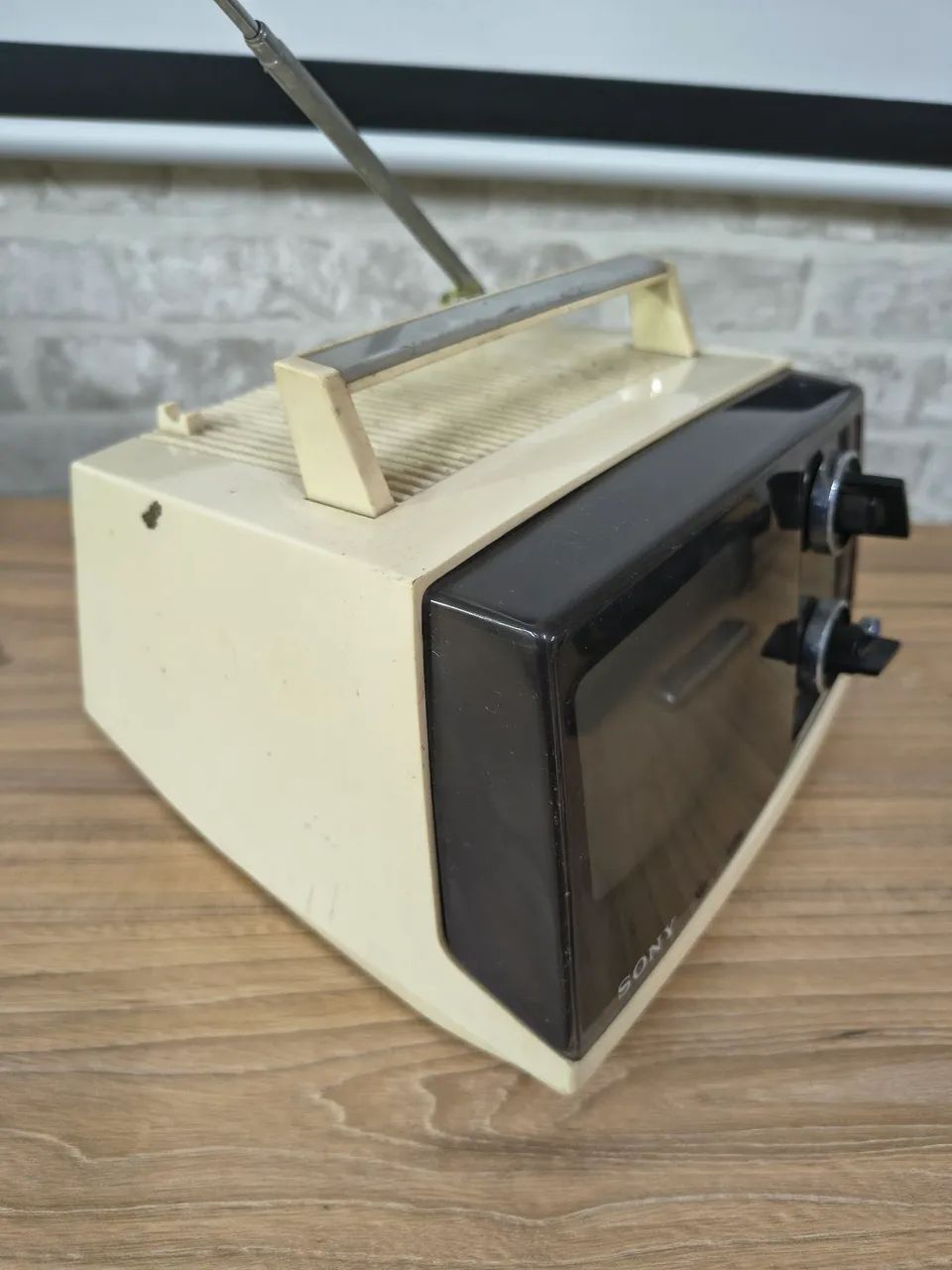 Televisor Portátil Sony Antigo - Vintage / Retrô - Item de Colecionador - Foto 2