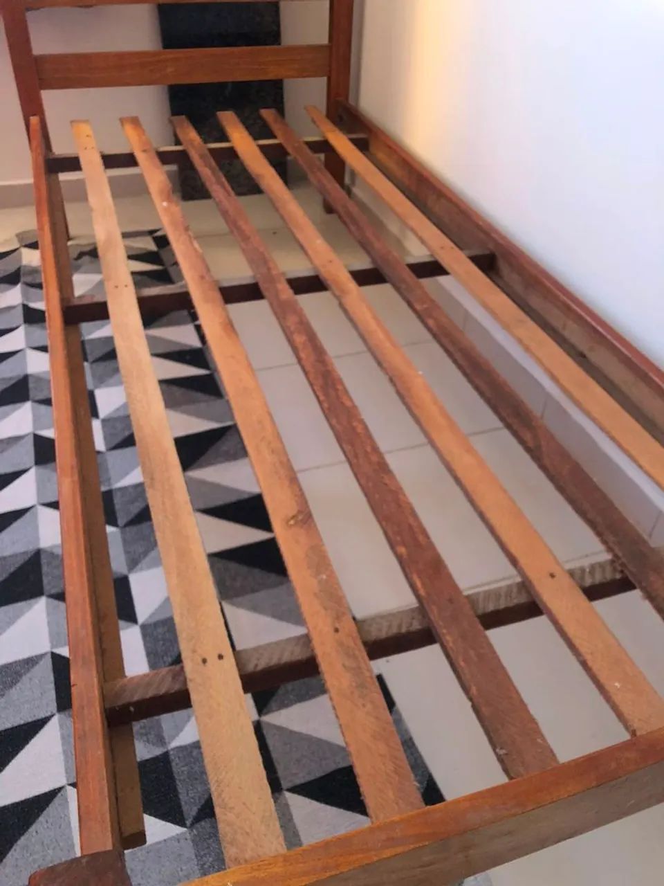 Cama de Solteiro de Madeira Maciça - Bom Estado - Foto 2
