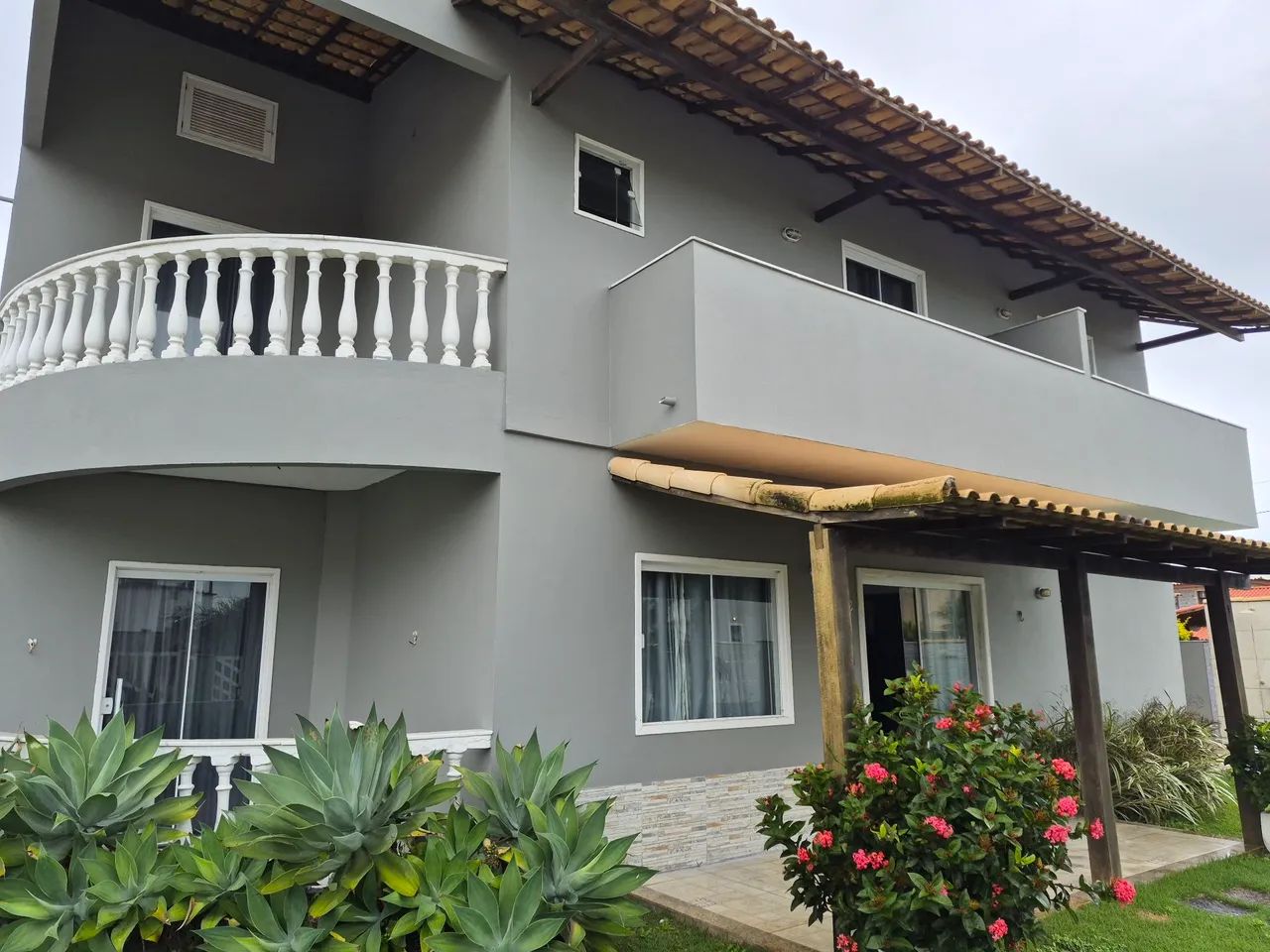 Vendo casa em condomínio fechado 