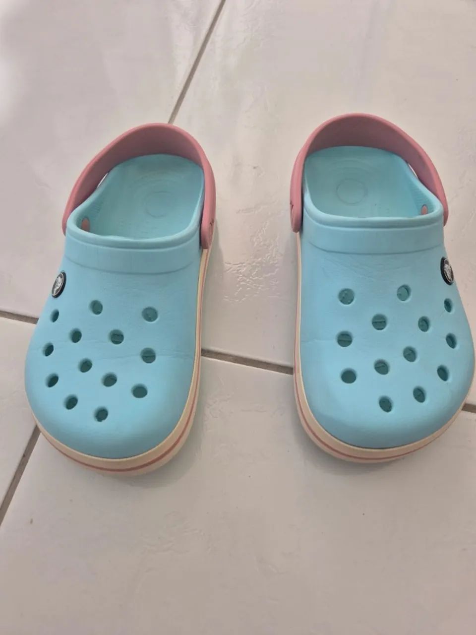 Crocs original J3 - usada porém muito nova - Foto 3