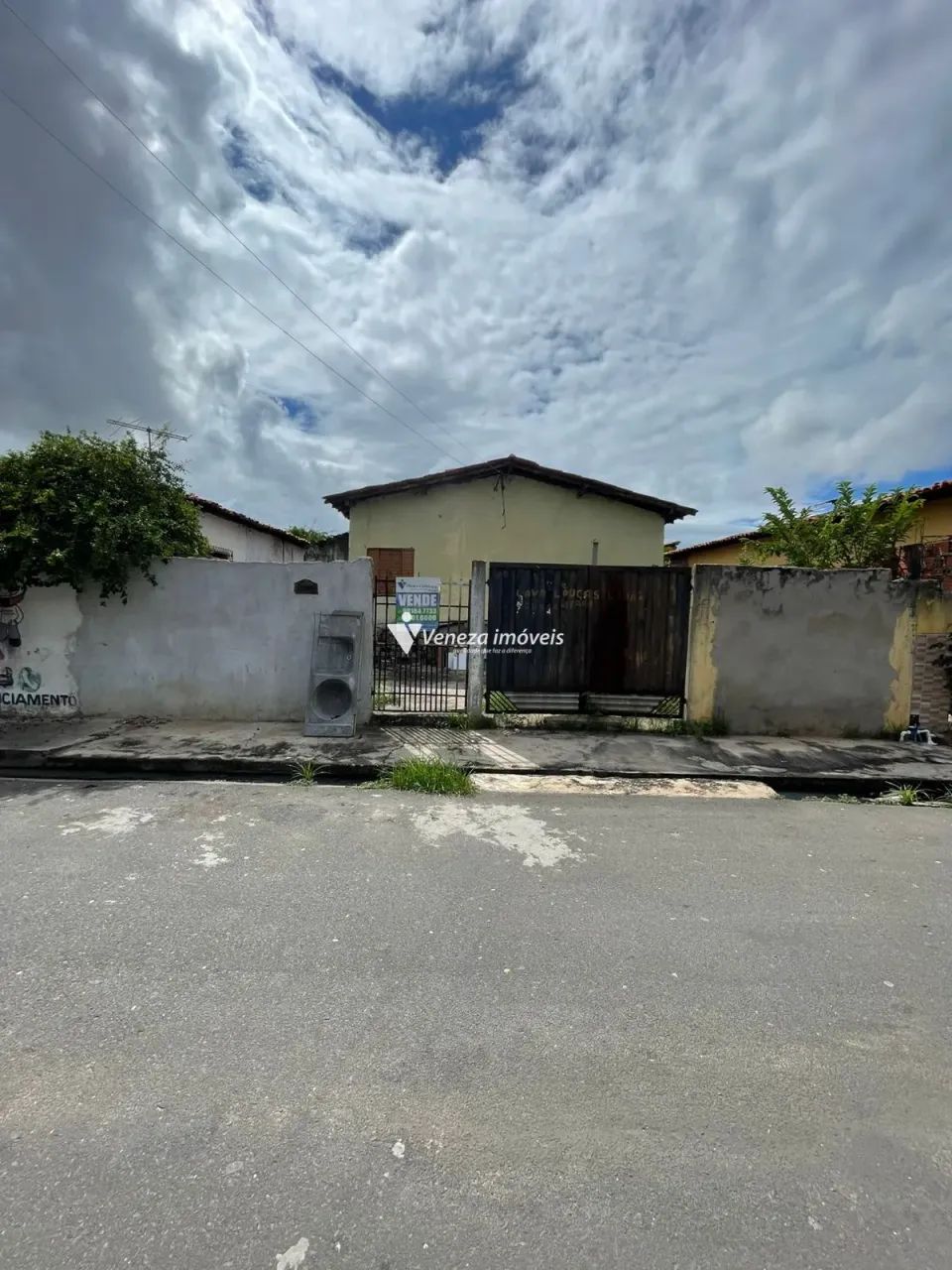 Terreno com casa construída próximo à Praça do Dirceu I  Itararé