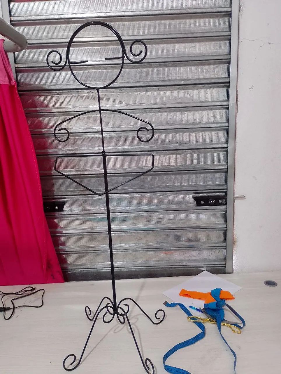 Expositor de arame infantil , valor 80,00 ,aceito troca  algo do meu interesse nunca usado