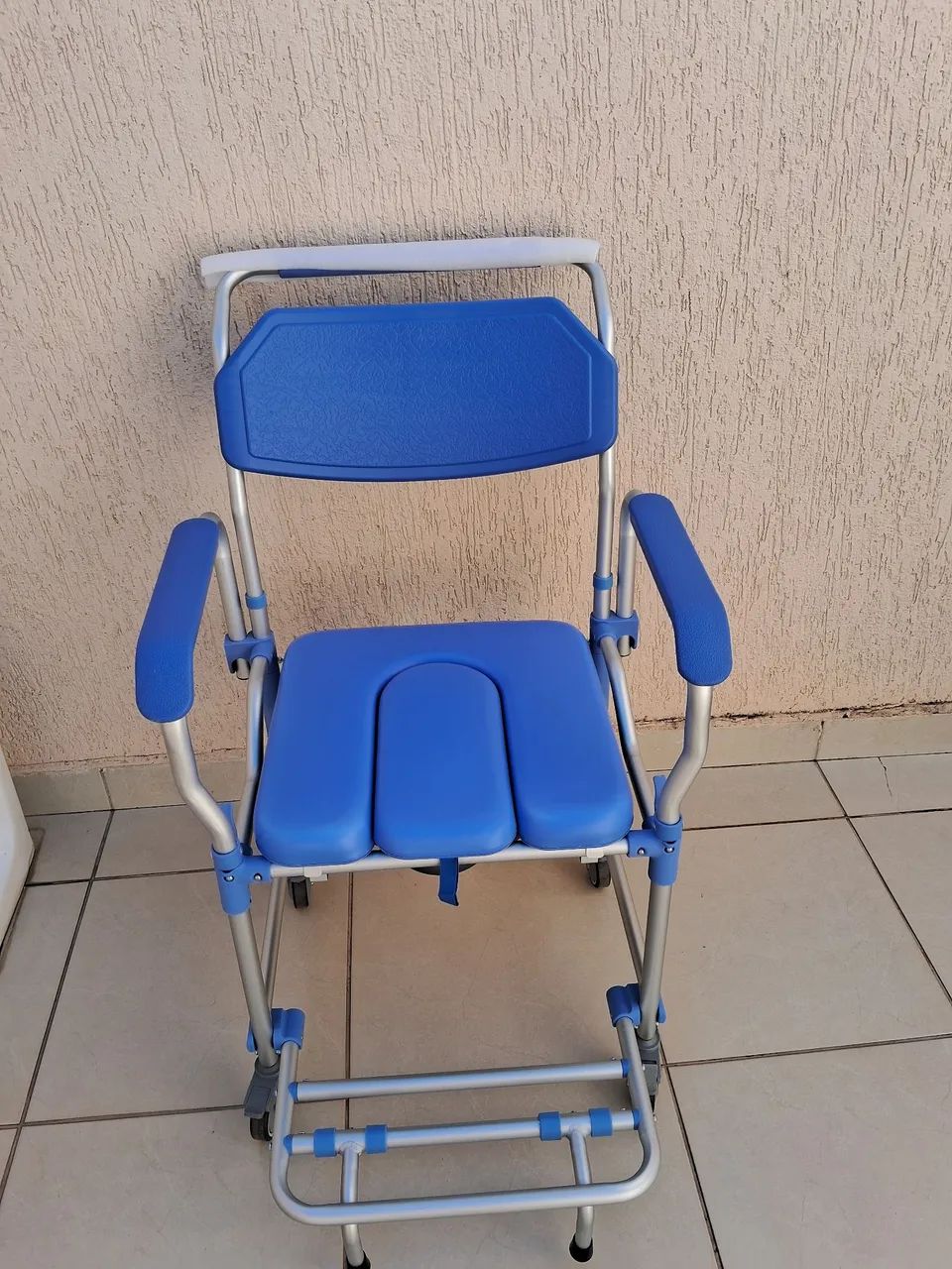 CADEIRA DE LUXO  EM ALUMÍNIO E ESTOFADA PARA BANHO NOVA - Foto 3