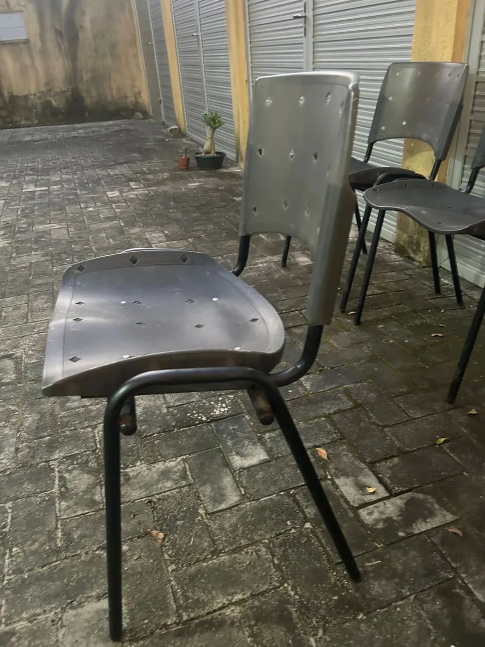 50,00Vendo conjunto de 4 cadeiras de ferro e assentos de plastico 