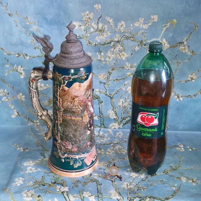 Tankard 40 cm, antigo trazido da Alemanha, tampa articulada de estanho em estilo gótico 