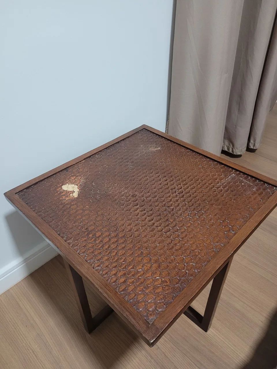 Mesa de cabeceira de ferro