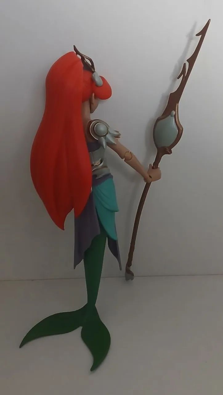 BONECO ACTION FIGURE DISNEY ORIGINAL MIRRORVERSE ARIEL A PEQUENA SEREIA COM TRIDENTE - Foto 2