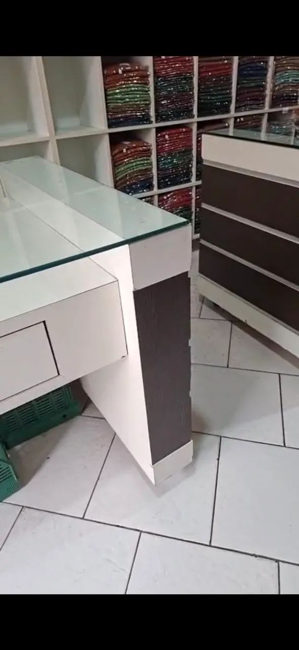 Balcão mesa central MDF branco gaveteiro com vidro  - Foto 2