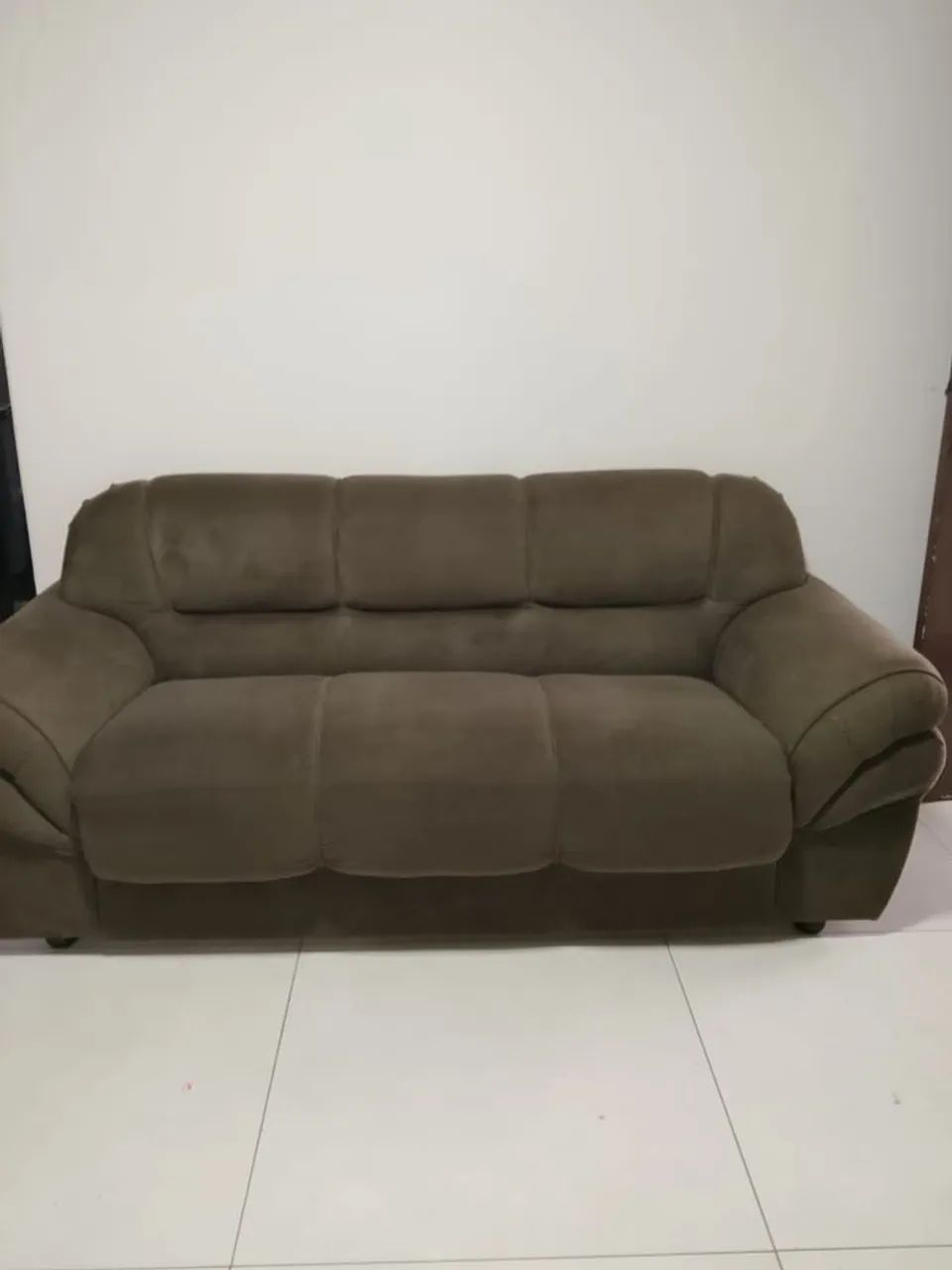 Sofá três lugares SEMINOVO - Foto 2