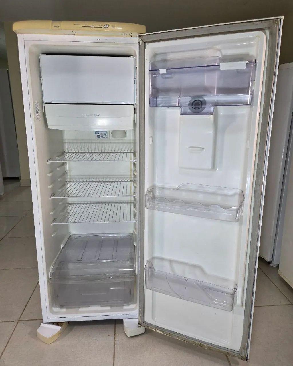 Geladeira Eletrolux 262L RW35 - Foto 4