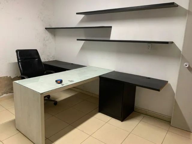 Móvel para escritório, bancada com gavetas e 3 pratileiras