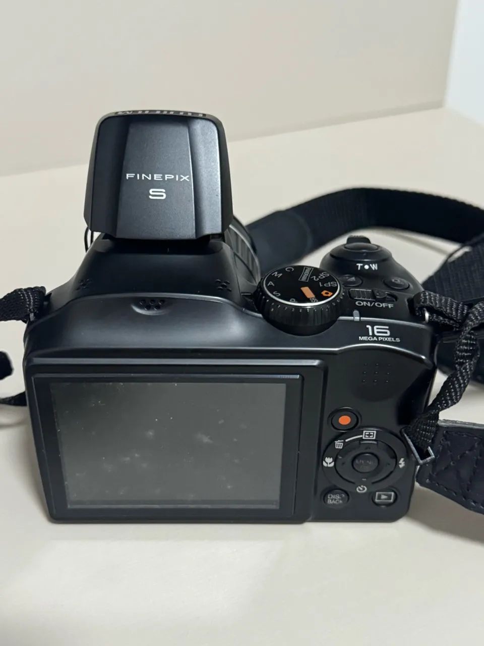 câmera digital Fujifilm de 16 megapixels com zoom óptico de 30x
