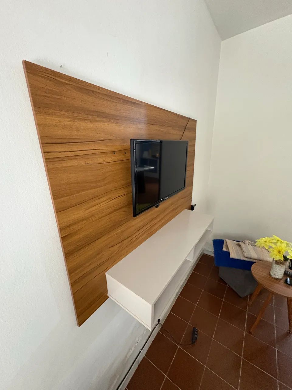 Painel para TV com Rack Suspenso - Amadeirado e Branco - Foto 4