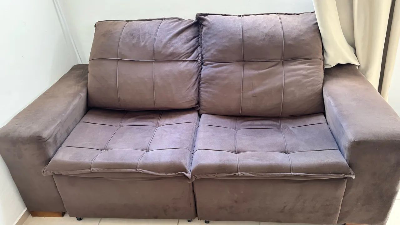Sofá reclinável e retrátil 