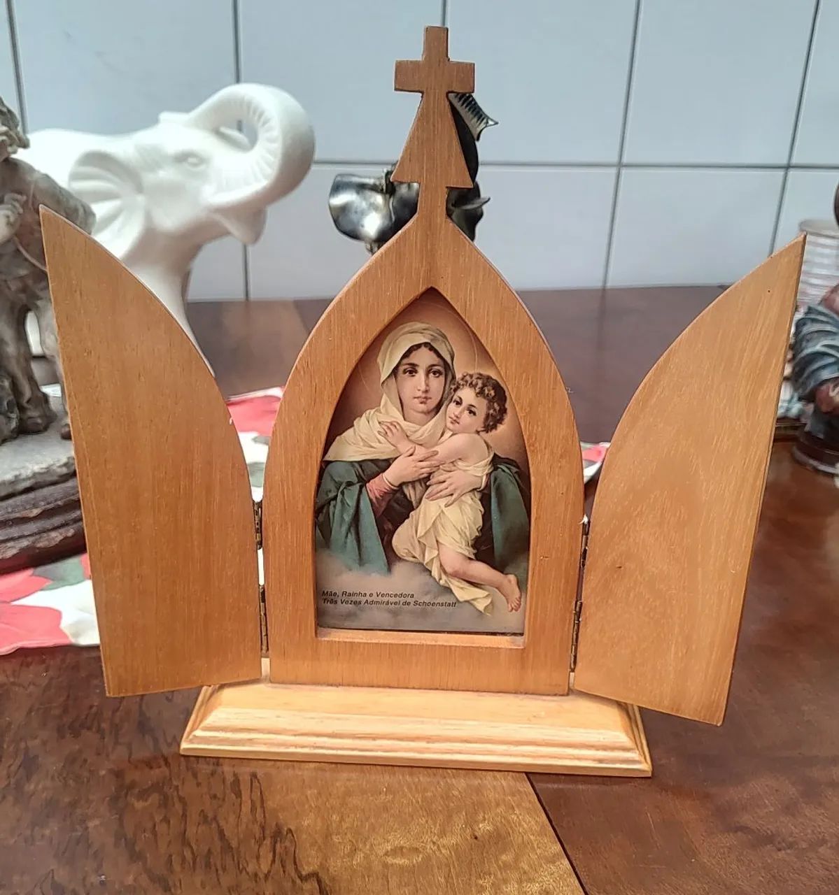 Capela madeira Mãe Rainha 28 cm