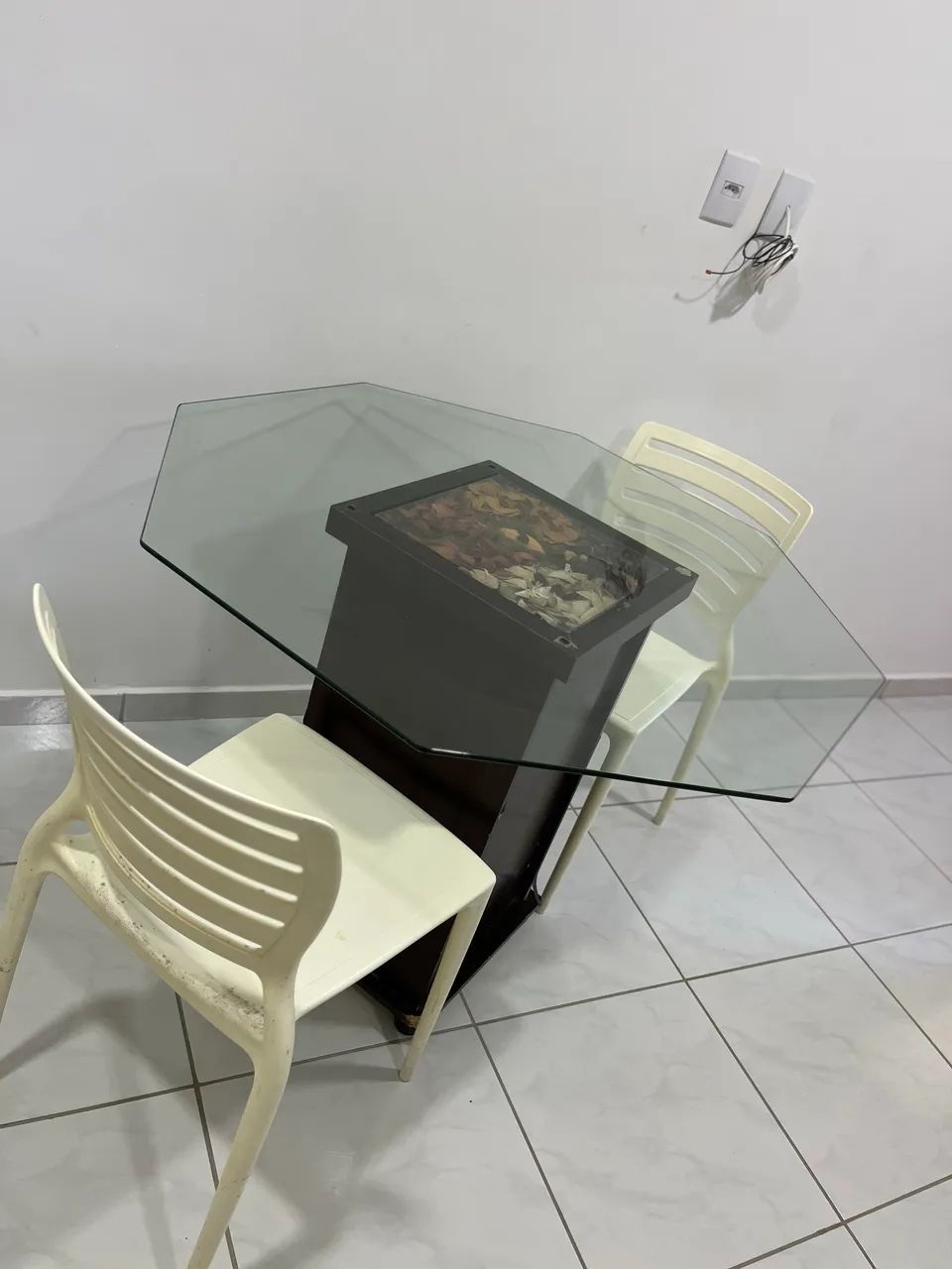 VENDO MESA mais 2 cadeiras  - Foto 2