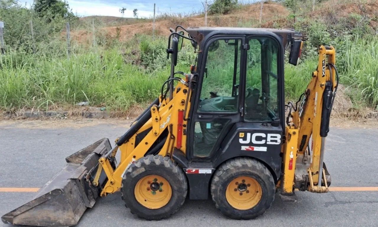 Mini Retroescavadeira JCB 1CX ano 2014 com 7.900 horas, ar condicionado, em MG - Foto 3