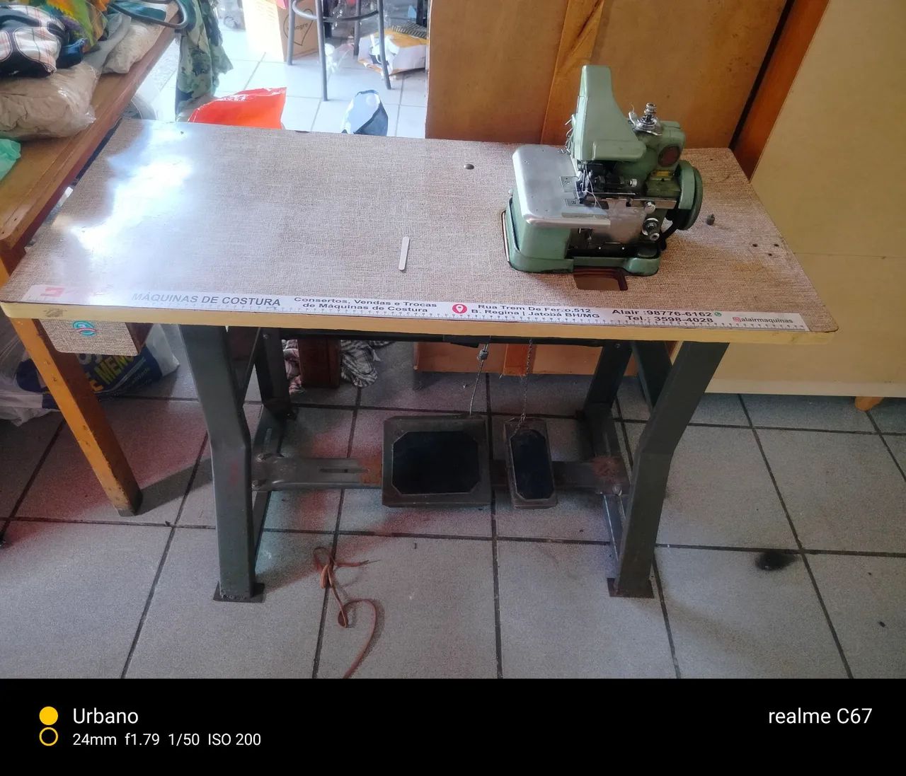 Máquina de costura overloque com mesa