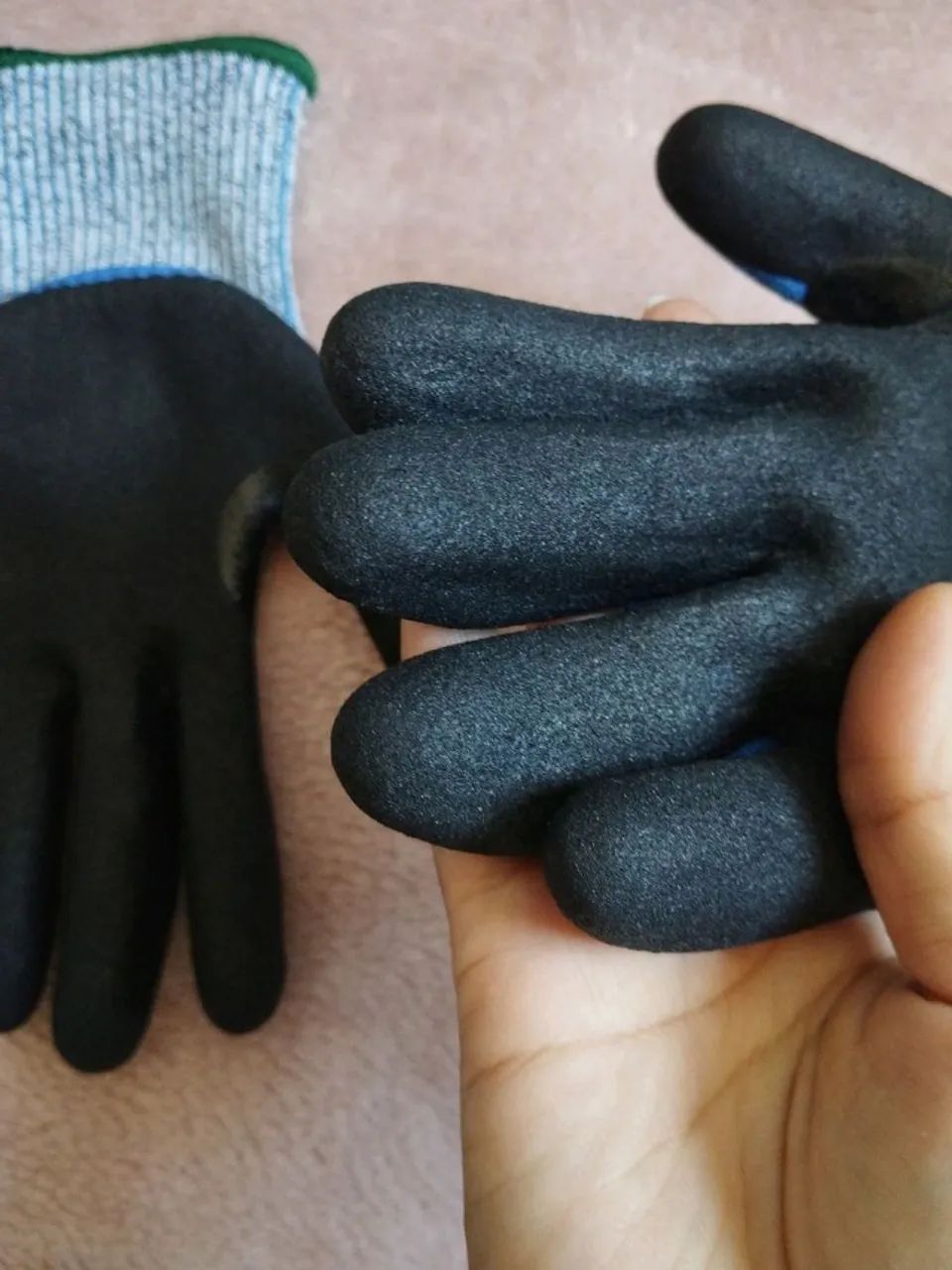 luva de proteção cinza e preta - Foto 4