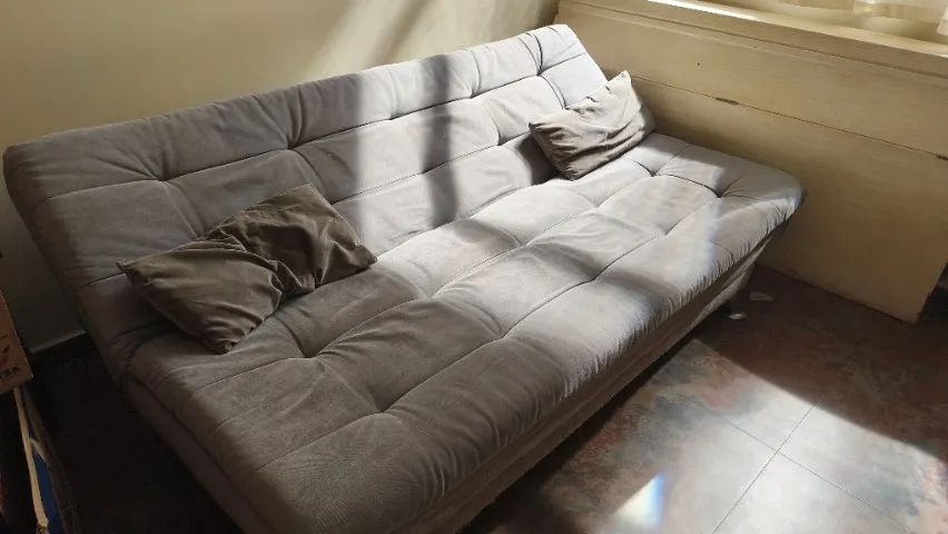 Sofá-cama Suede Cinza em bom estado - Foto 2