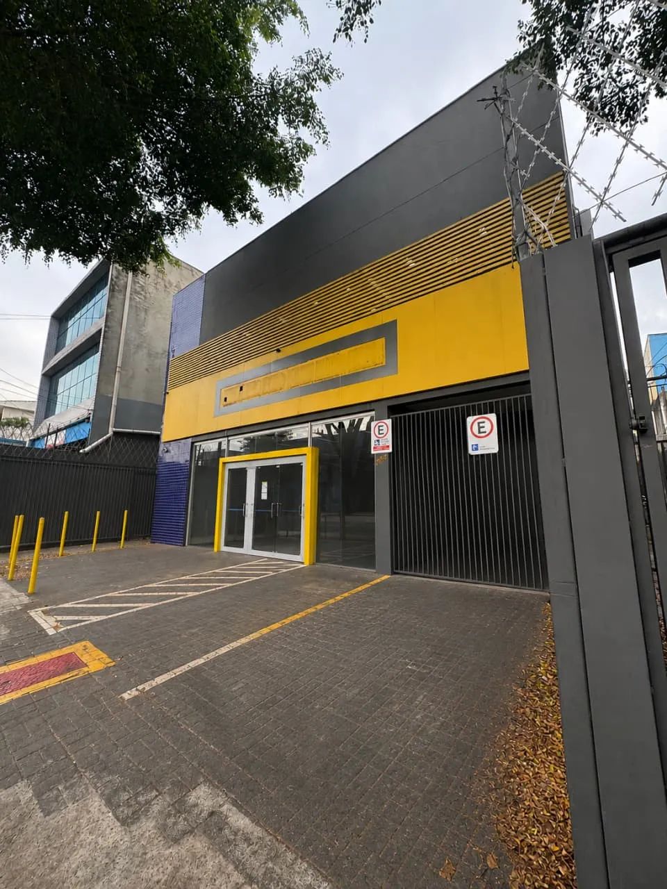 Prédio comercial na Rua Américo Salvador Novelli, 368  1000 m²
