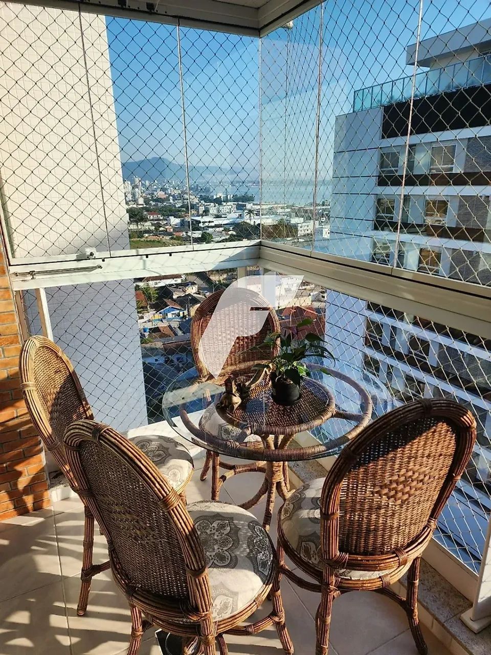 Apartamento mobiliado com vista parcial mar, 3 quartos sendo 1 suíte .