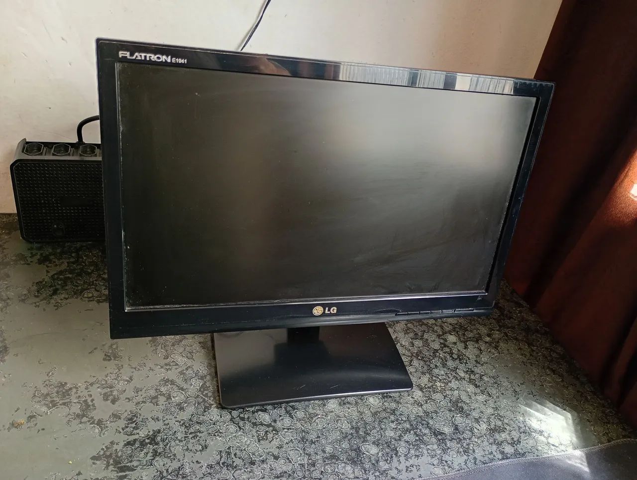 MONITOR LG 19 POLEGADAS , LED , SAIDA VGA , CABO DE FORÇA, CABO DE VIDEO , BASE