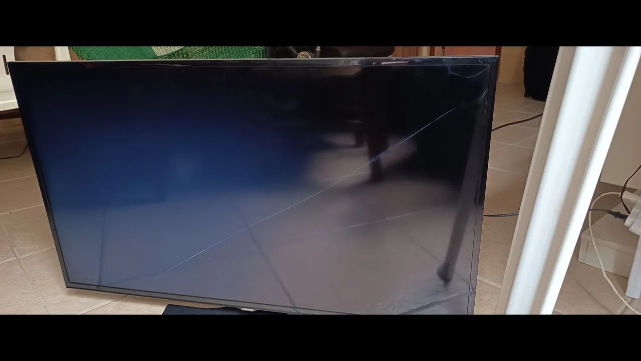 Vendo Tv Samsung 40 polegadas com tela trincada.  - Foto 2