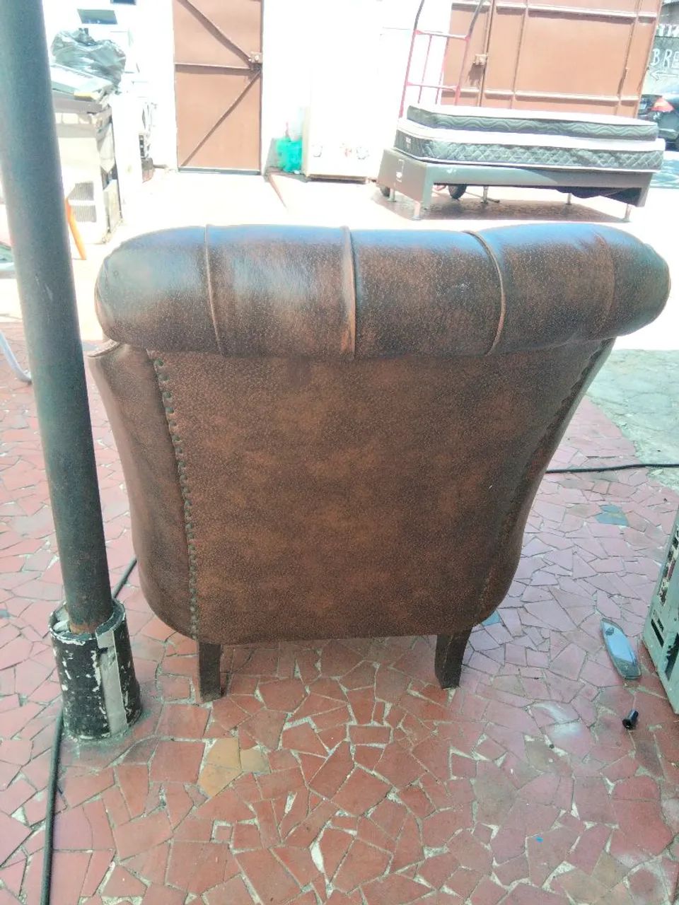 Poltrona antiga estilo Chesterfield  - Foto 2