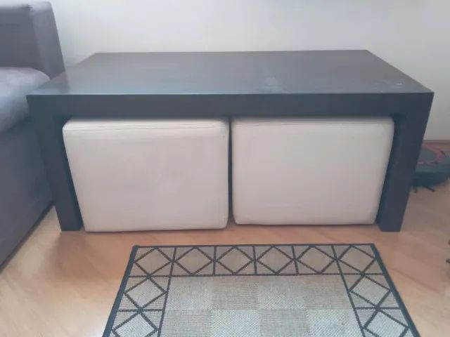 Mesa lateral com 2 pufs