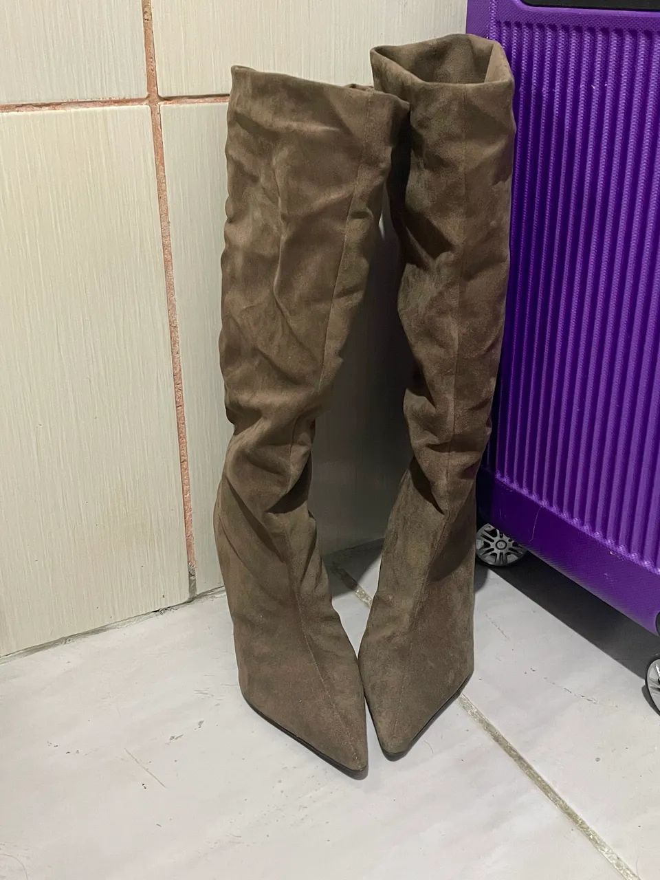 Bota cano alto marrom - Foto 2