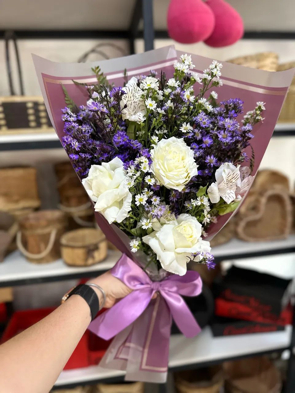 Buquê de flores braçada com 3 rosas  - Foto 3
