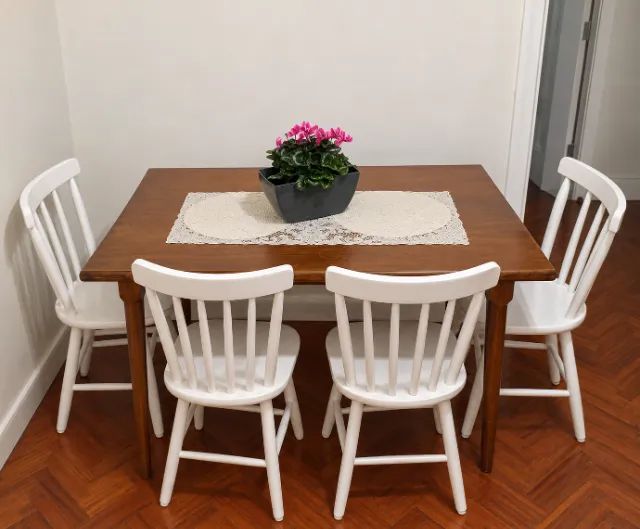 Mesa de Madeira com 4 Cadeiras 