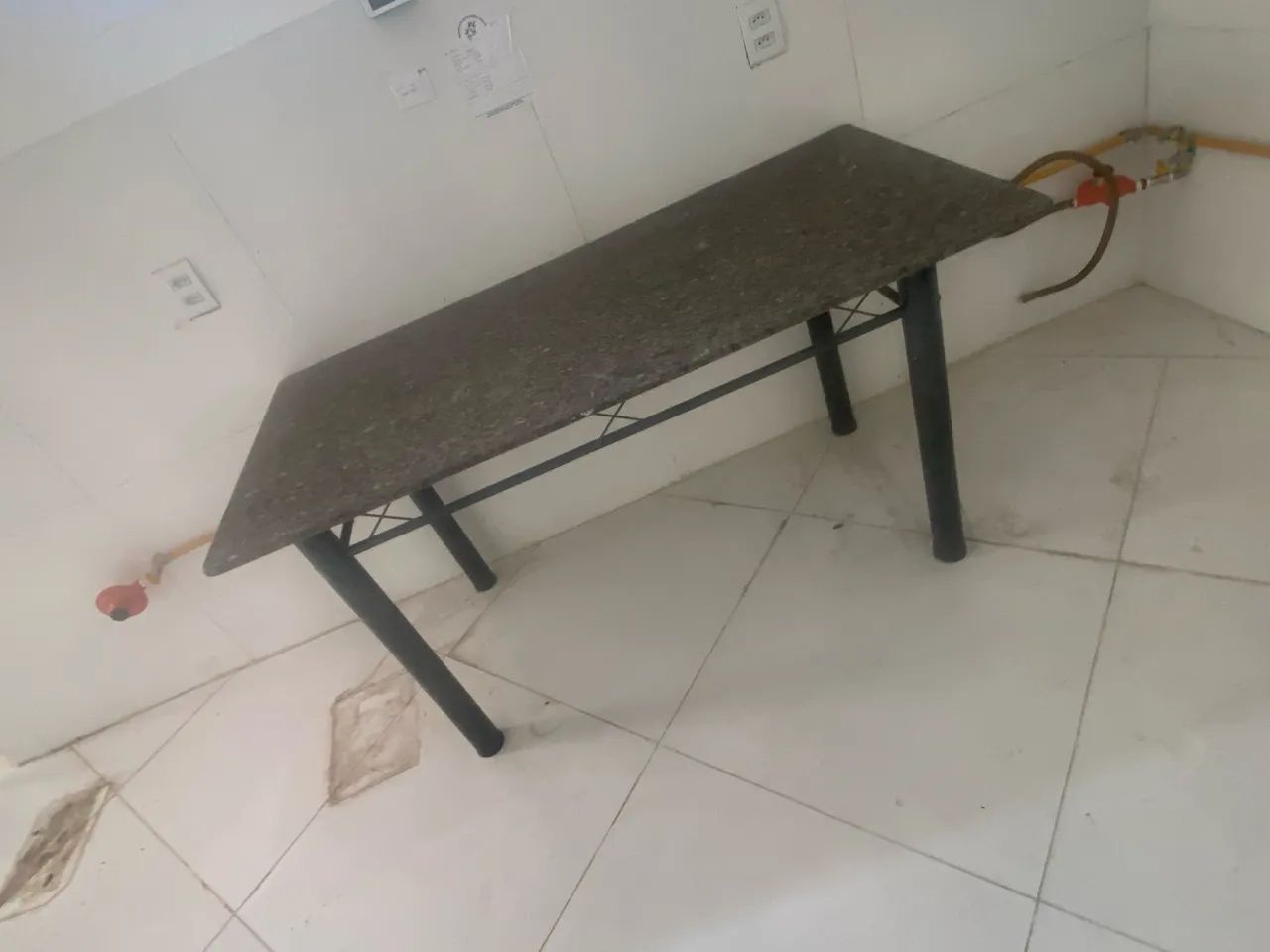 Mesa com tampa de mármore - Foto 2