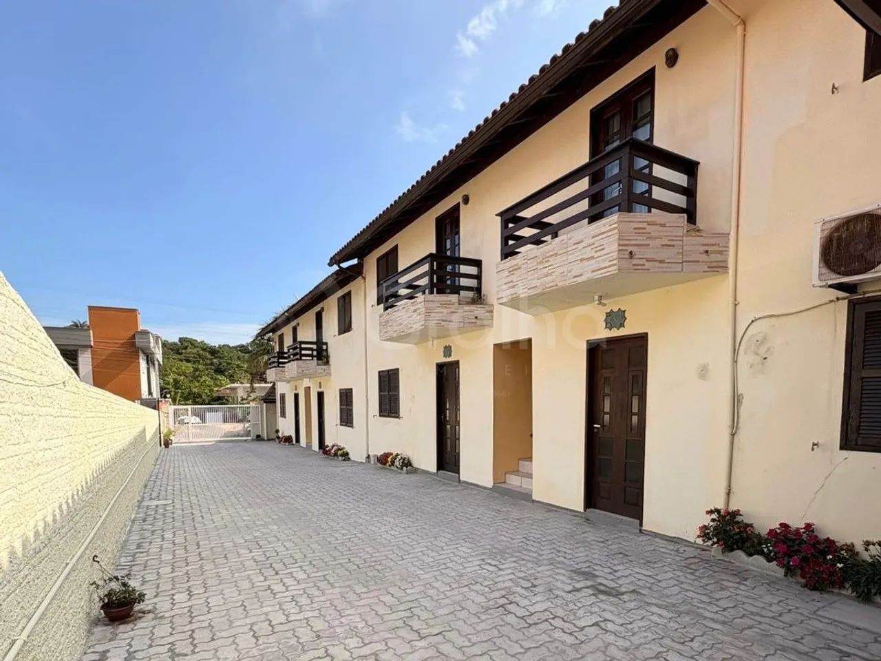Pousada com 14 quartos sendo 10 suítes no bairro Canasvieiras