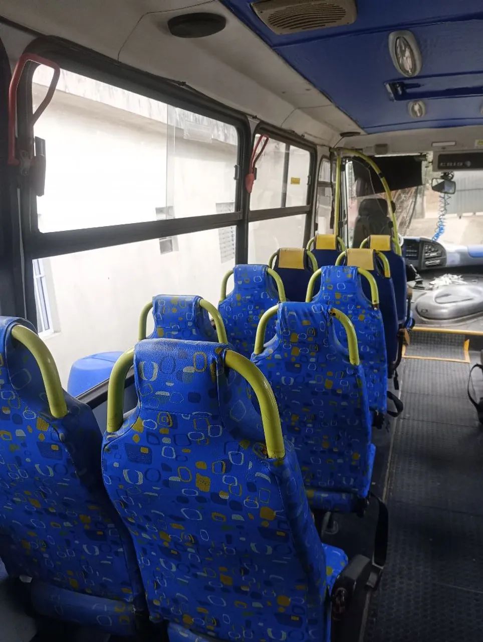 Micro ônibus 26 lugares, pneus novos, cambio e motor já feito e só pegar e trabalhar. - Foto 3