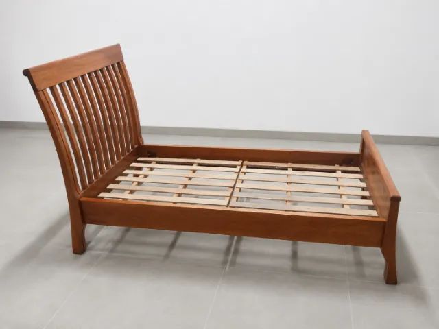 Cama de madeira maciça
