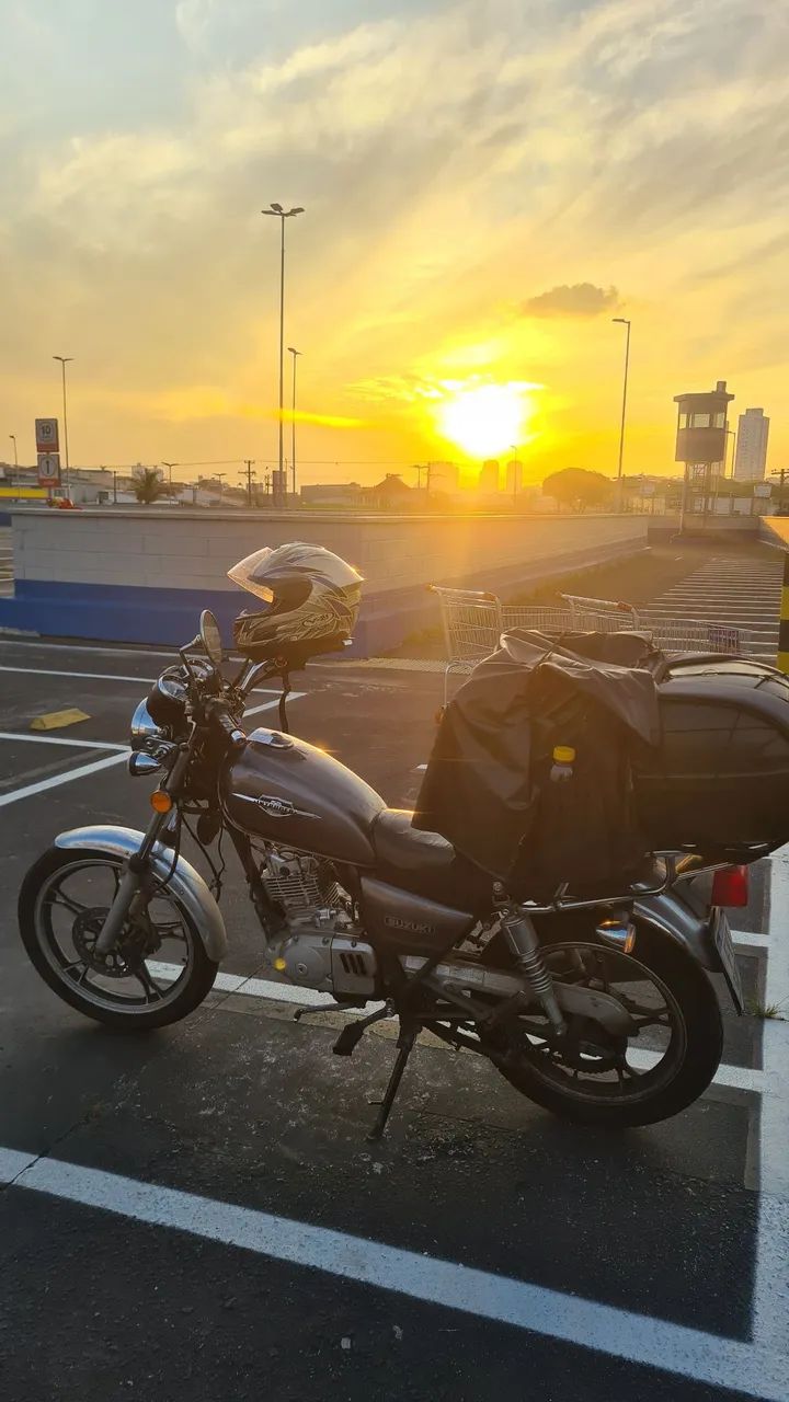 Intruder 125 cinza