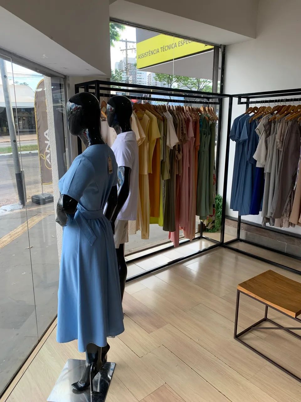Estoque de roupas e móveis para loja de roupa  - Foto 5