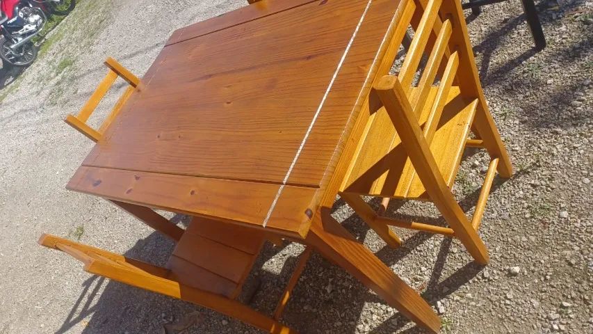 Mesa de pinus de 1,10x75, seminova, com 4 cadeiras. - Foto 4