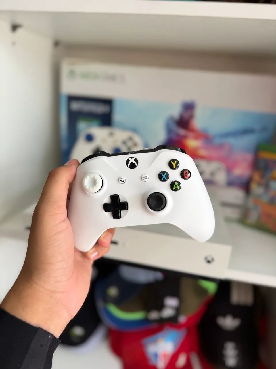 XBOX ONE S 1TB, CAIXA, 2 CONTROLES e JOGO - Foto 5