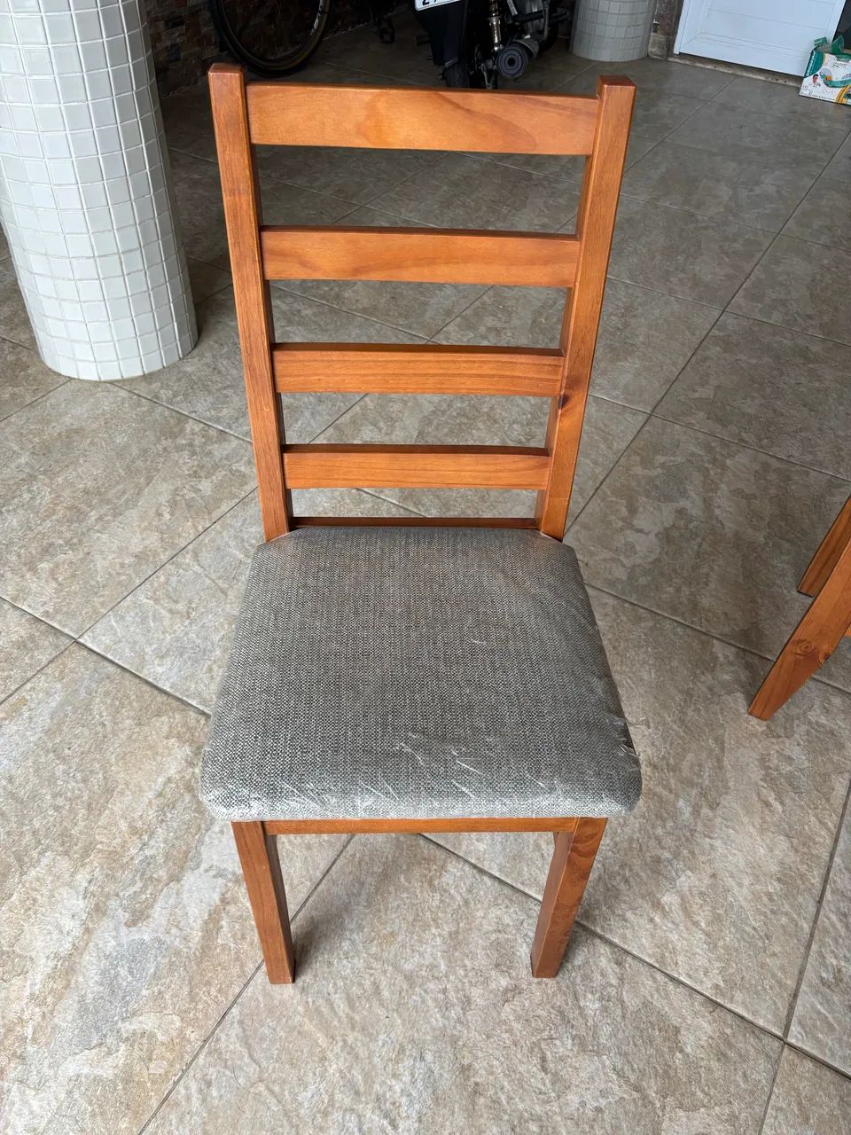 Vende-se mesa de madeira com tampo de vidro  - Foto 2