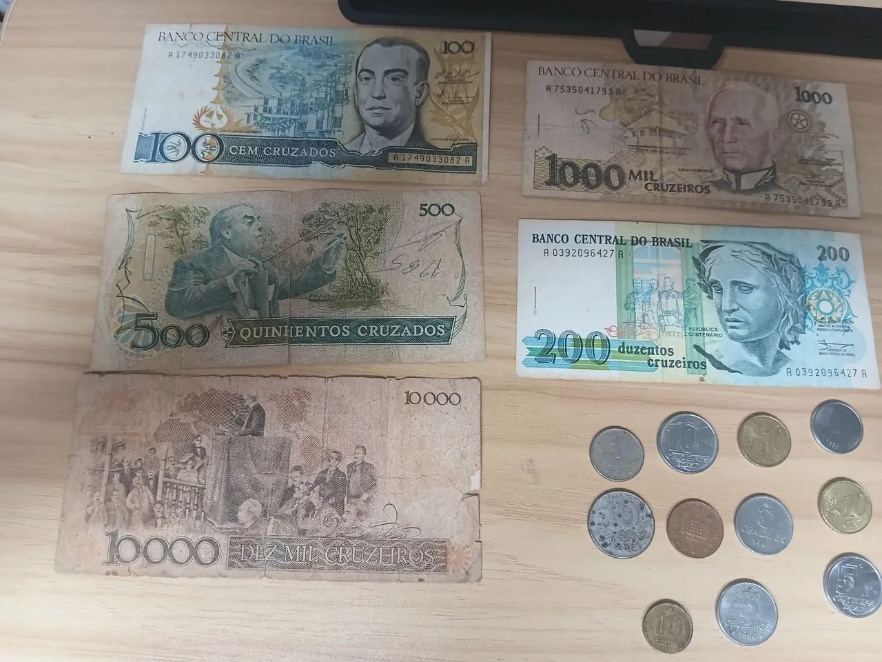 Notas antigas e moedas também 