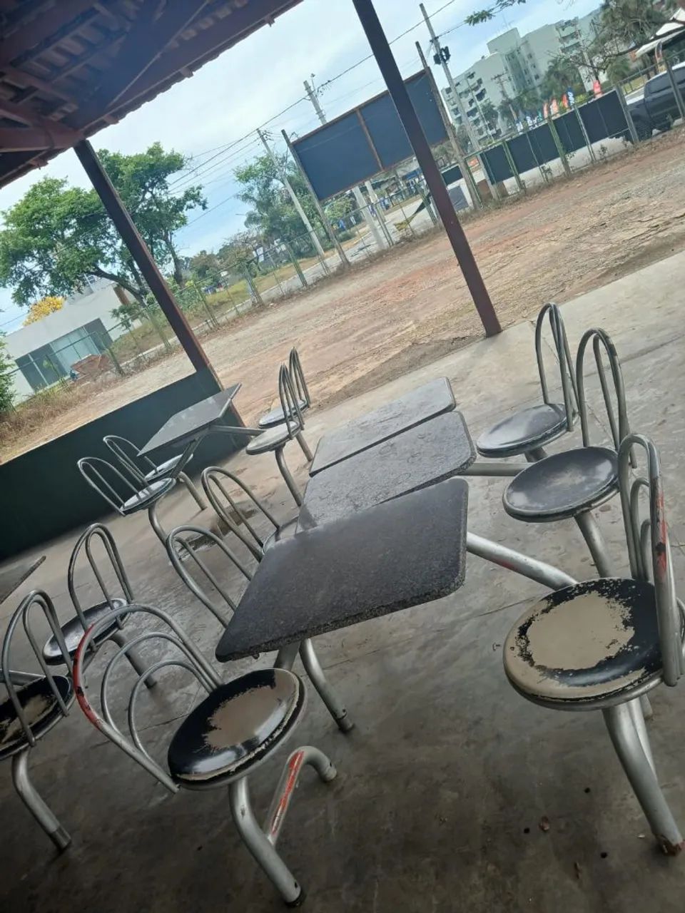 Mesas com jogo de cadeira acoplada. - Foto 3